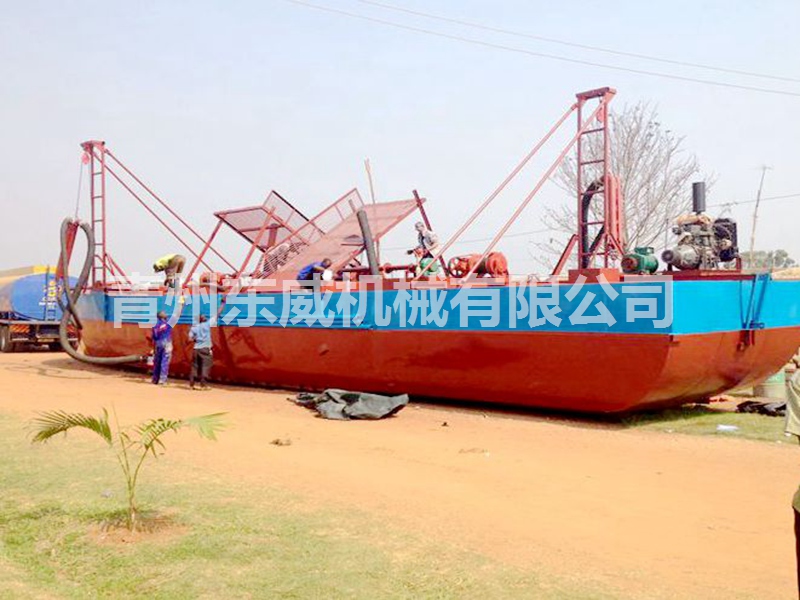 乌干达客户抽沙运输船使用现场